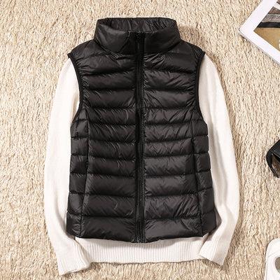 Amira™ | Chaleco ligero de plumas con diseño plisado