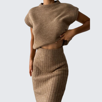 Attire | Elegante ärmellose Strickjacke und Strickrock
